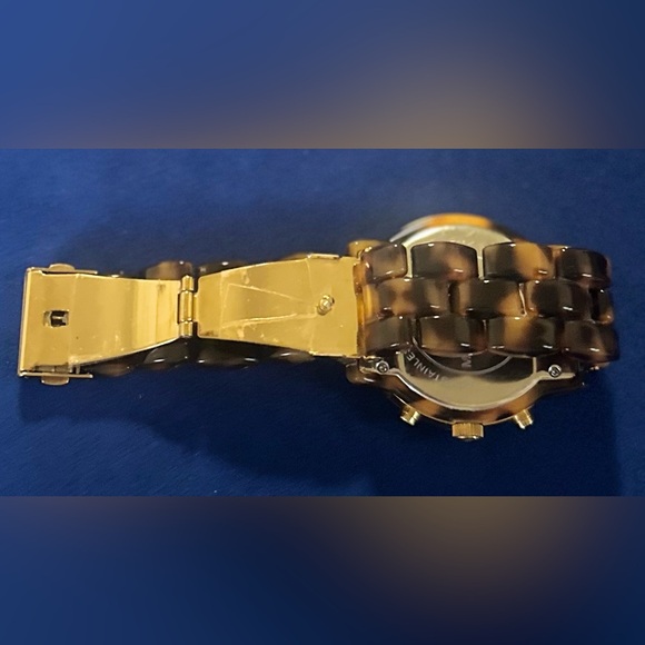 MICHAEL KORS
Tortoise Acrylic Brown Dial Ladies Watch
Item No. MK5216/no case - Picture 6 of 9